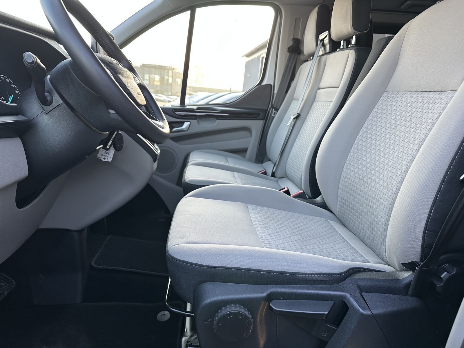 Fahrzeugabbildung Ford Tourneo Custom 320 L1H1 NAV+AHK+KAMERA+ACC+SHZ