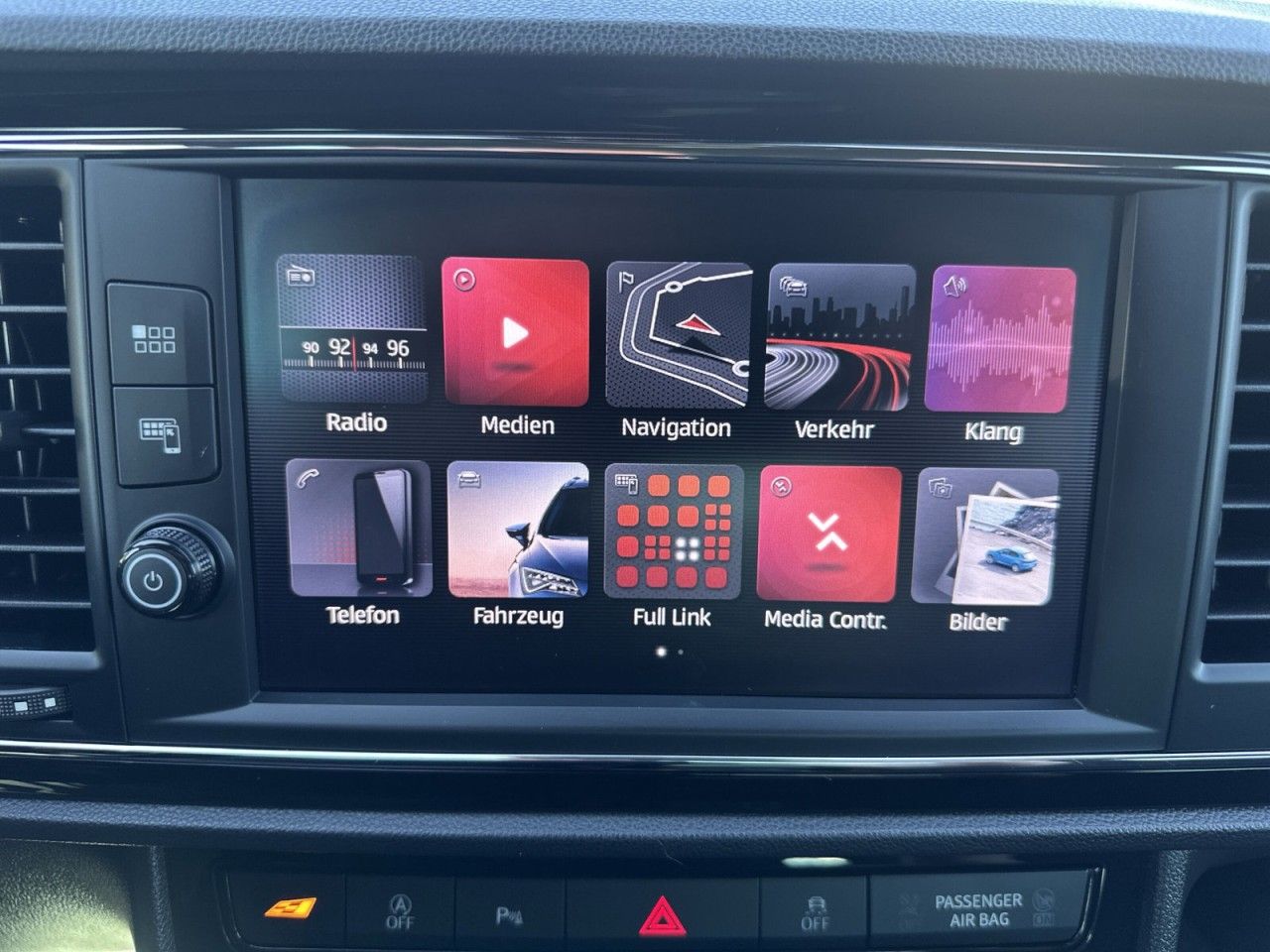 Fahrzeugabbildung SEAT Leon Cupra 2.0 TSI 213 kW (290 PS) 7-Gang-DSG - mit KI generiert/bearbeitet