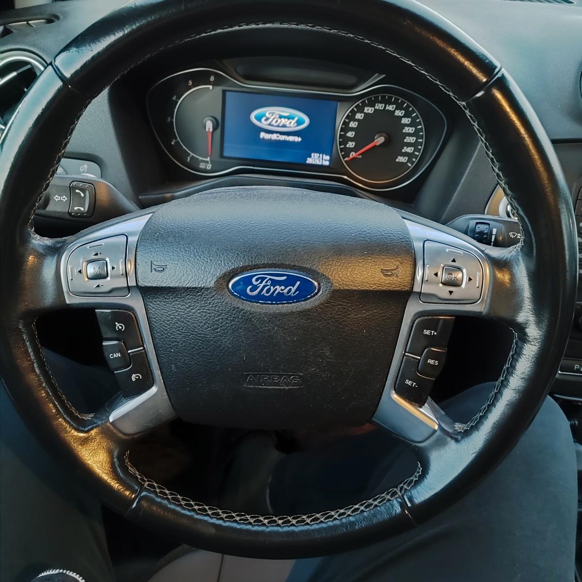 Ford Mondeo 2013 — interior