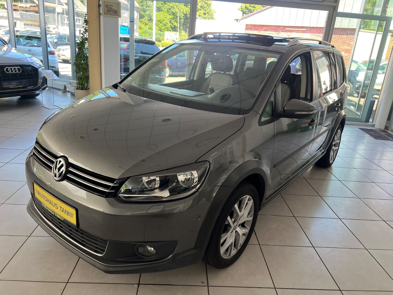Fahrzeugabbildung Volkswagen Touran 1.4TSI CrossTouran * 7.Sitzer*PANO*KAMERA