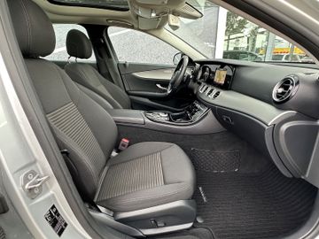 Fahrzeugabbildung Mercedes-Benz E 250 Limousine Avantgarde Pano