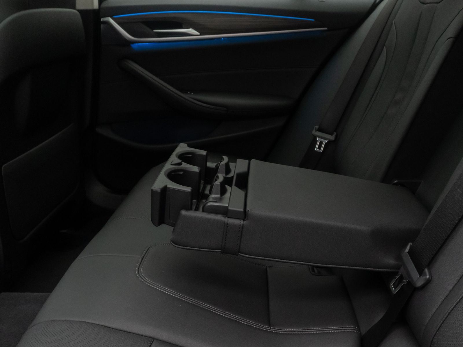 Fahrzeugabbildung BMW 530e HUD DAB Alarm Panorama HiFi Sport Leder