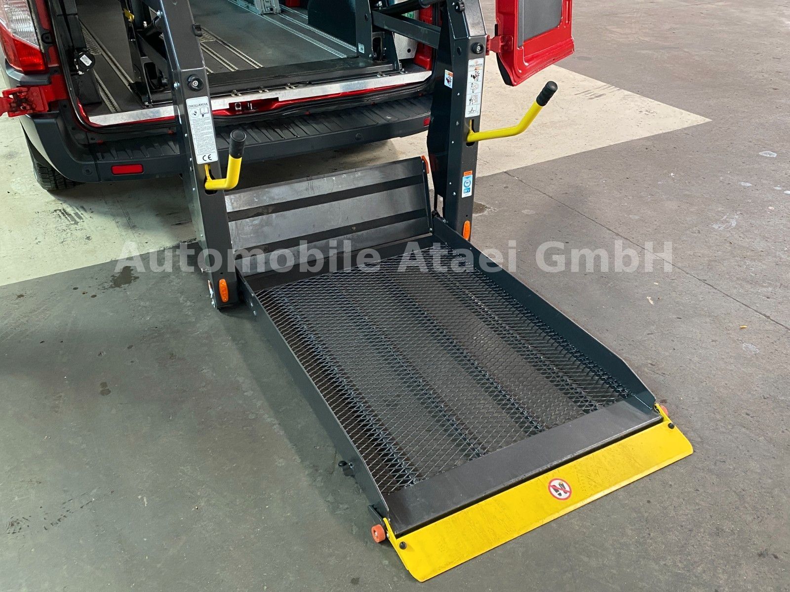 Fahrzeugabbildung Ford Transit Kombi 350 L3H2 *Rollstuhl-Lift* (4040)