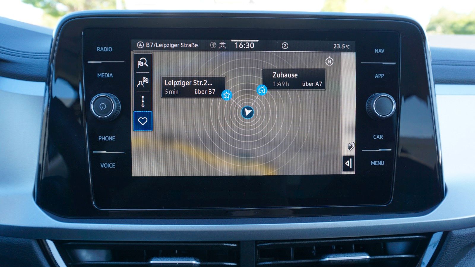 Fahrzeugabbildung Volkswagen T-Roc Life Navi,LED,Park/Lane Assist,SH