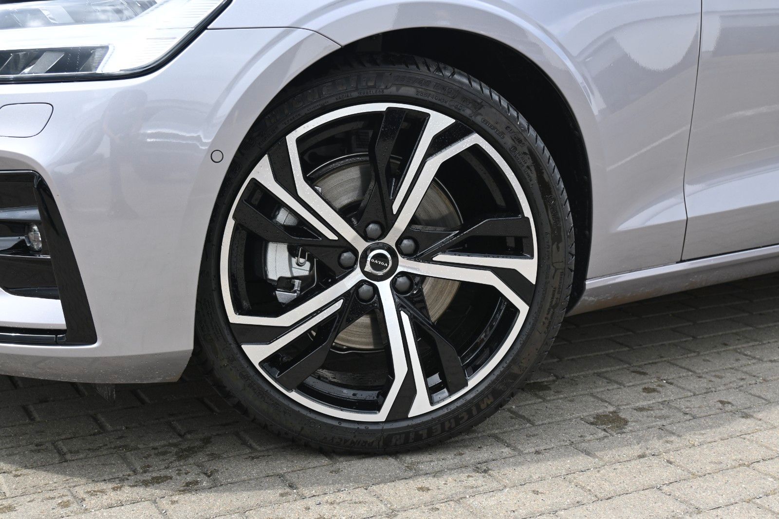 Fahrzeugabbildung Volvo V60 B4 Benzin DKG Plus Dark*FSHZG*360°*ACC*AHK