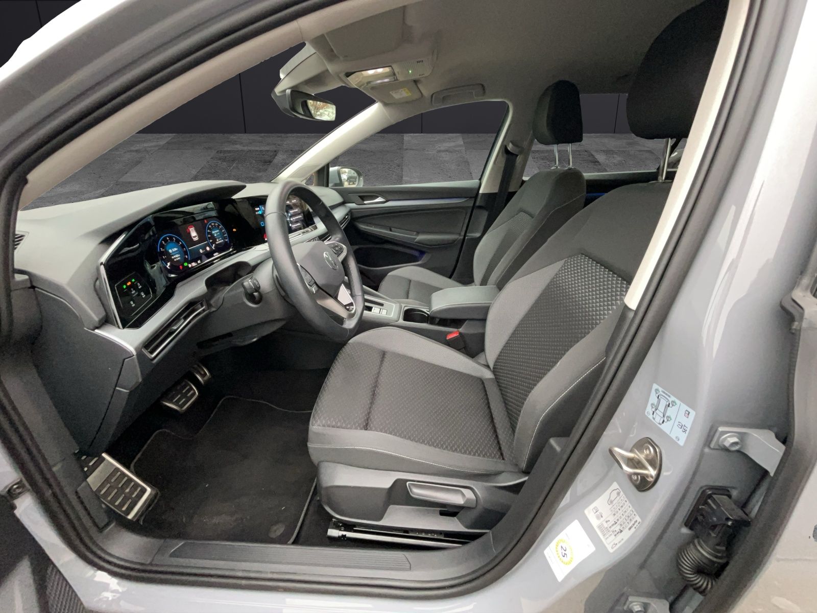 Fahrzeugabbildung Volkswagen Golf VIII Variant eTSI Active DSG LED ACC SHZ Na