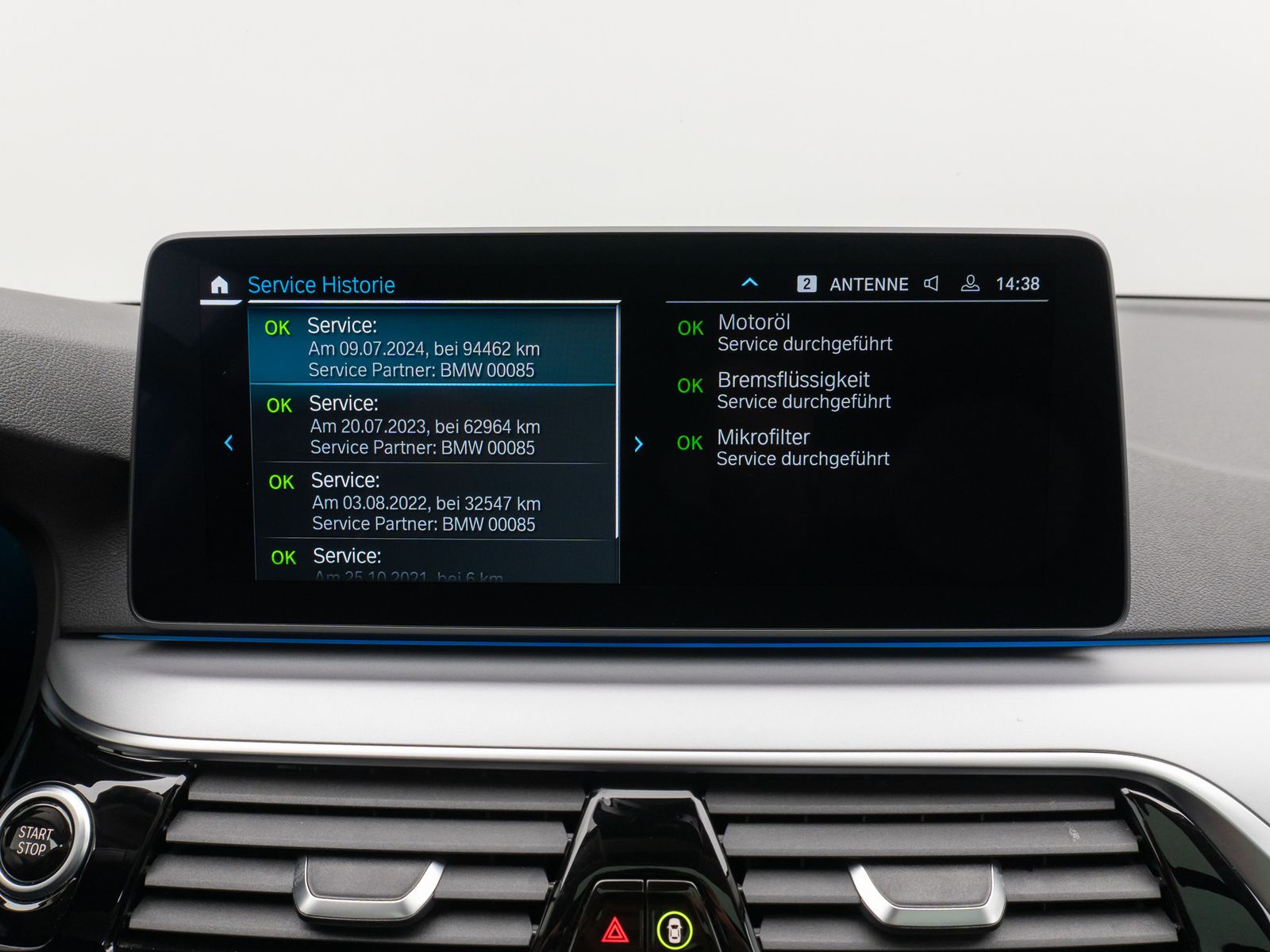 Fahrzeugabbildung BMW 530e xD Panorama Kamera CockPiPro DAB Alarm LED