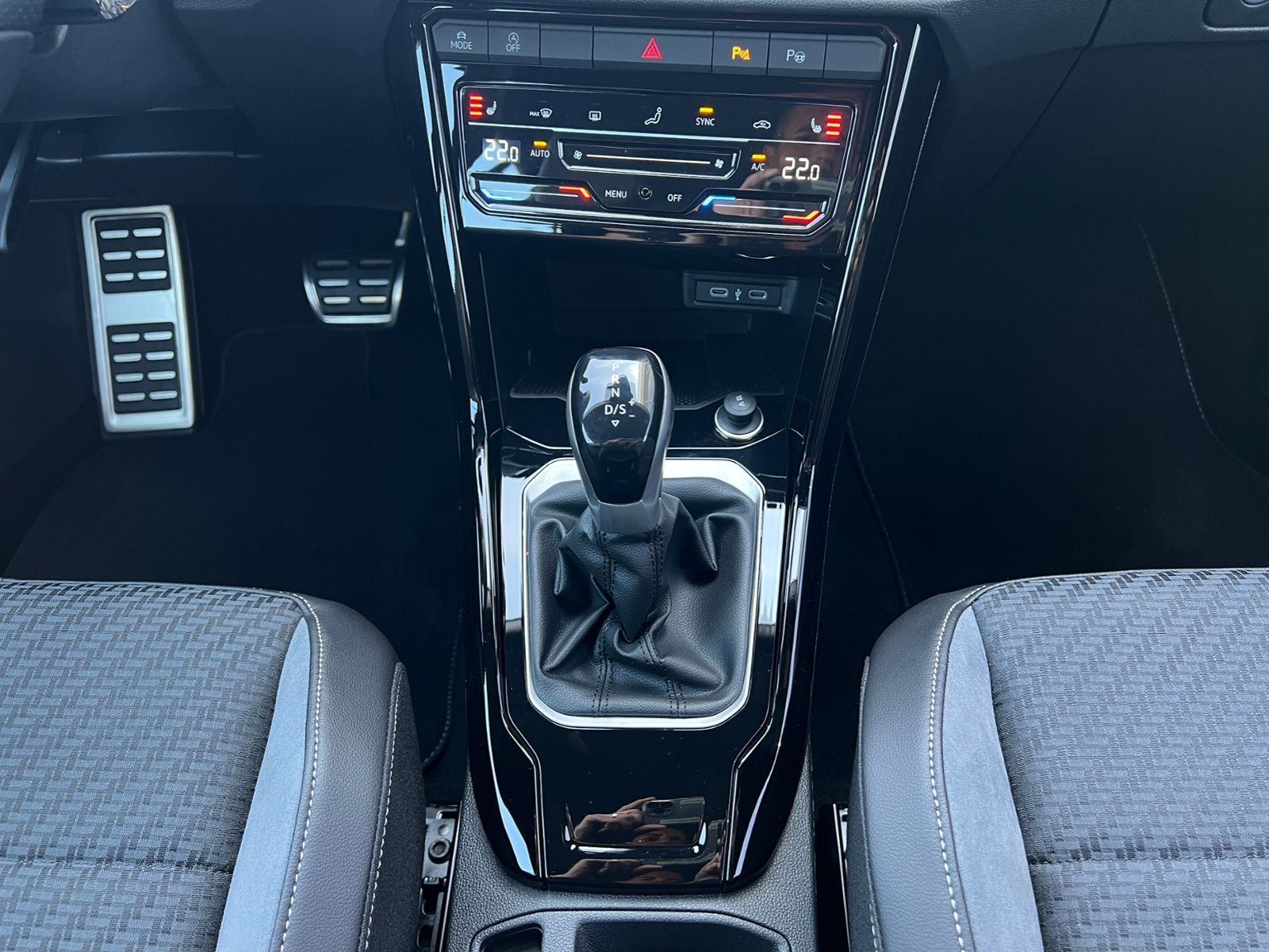 Fahrzeugabbildung Volkswagen T-Roc Cabriolet R-Line 1.5 TSI DSG *BlackStyle,A