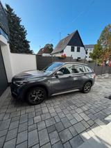 BMW X1 sDrive20i  Panorama-Dach & tolle A... - BMW X1 mit Benzin-Antrieb: Panorama Dach