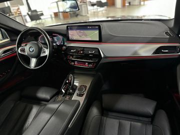 Fahrzeugabbildung BMW 530d Tour Luxury Line Pano ACC M Sportfahwerk