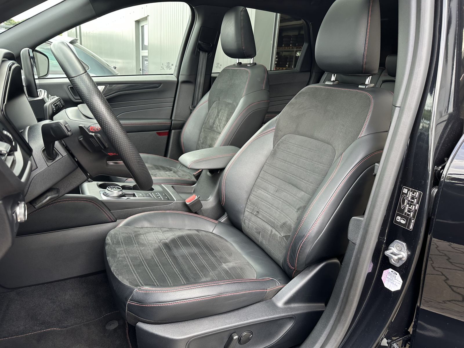 Fahrzeugabbildung Ford Kuga 2.0 EB 4x4 Aut. ST-Line X NAV+LED+PANO+AHK