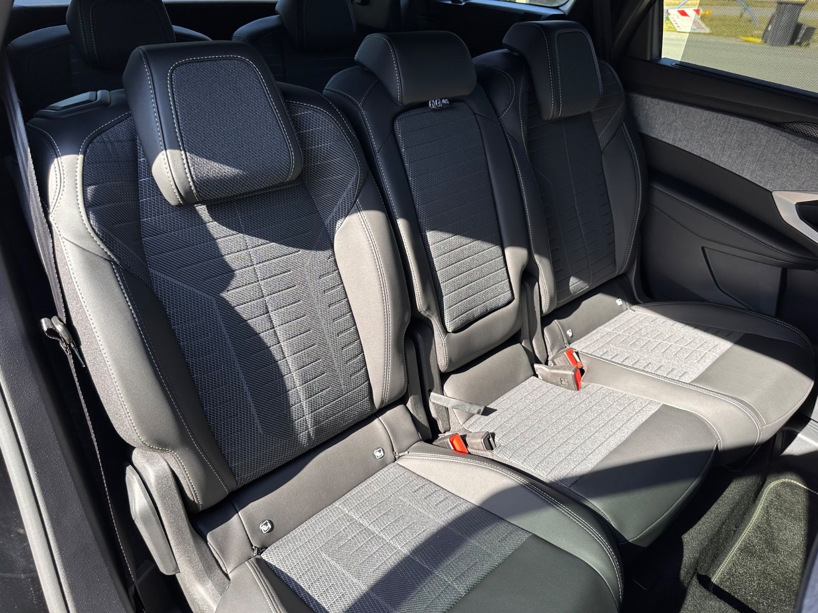 Fahrzeugabbildung Peugeot 5008 GT Hybrid 145 Autom 7-Sitz/ACC/Navi/APP/LED