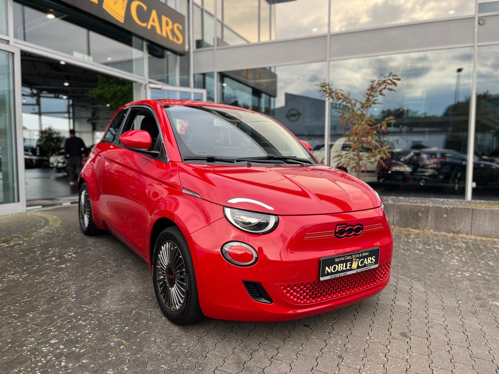 Fahrzeugabbildung Fiat 500e  42 kWh Akku Red NAVI KLIMA