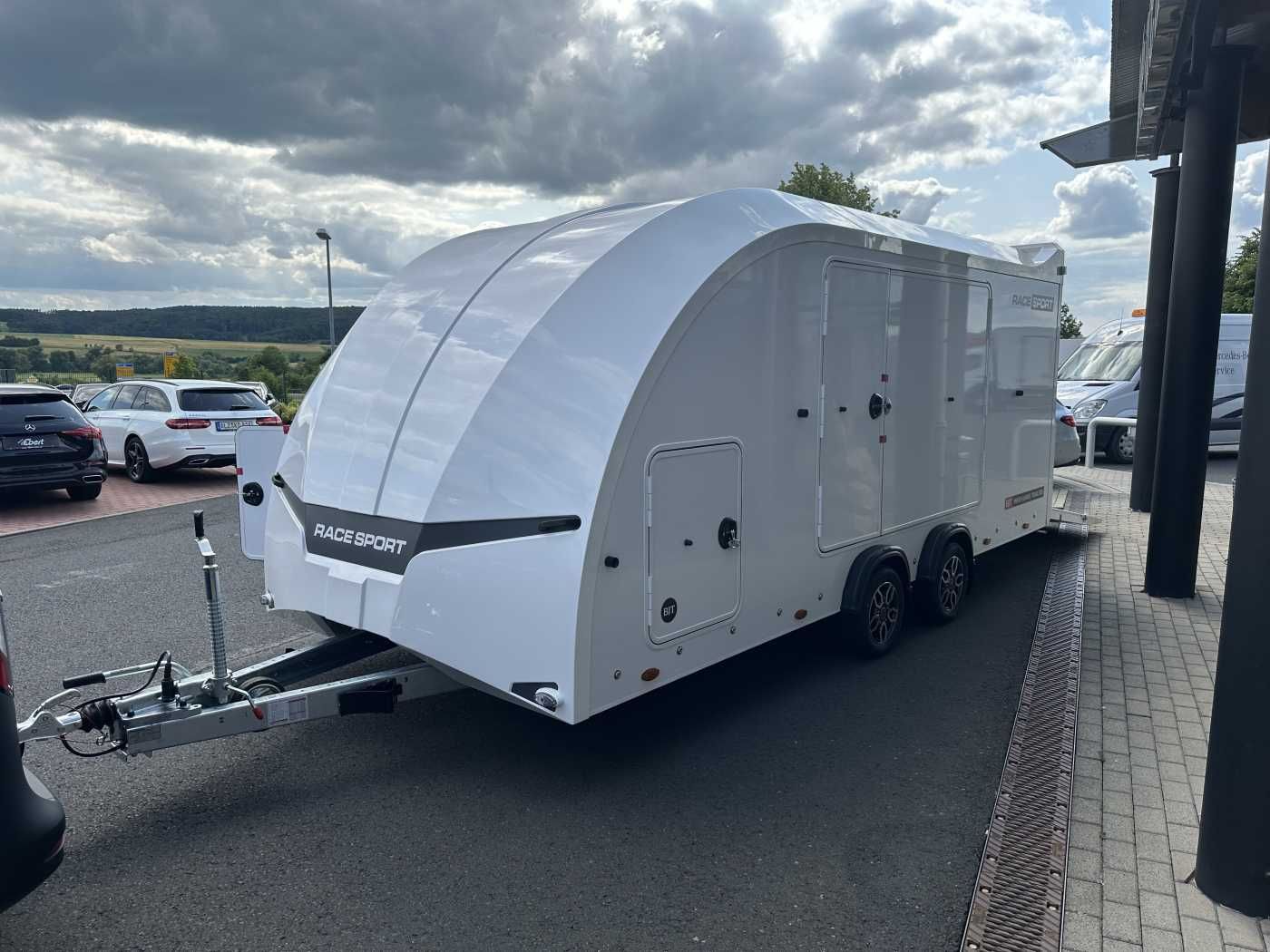 Fahrzeugabbildung Brian James Brian James Race Sport Länge: 5,03 m / 3.000 kg