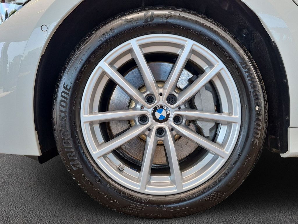 BMW 330 e Sport Line LED DAB AHK RFK Shz uvm.