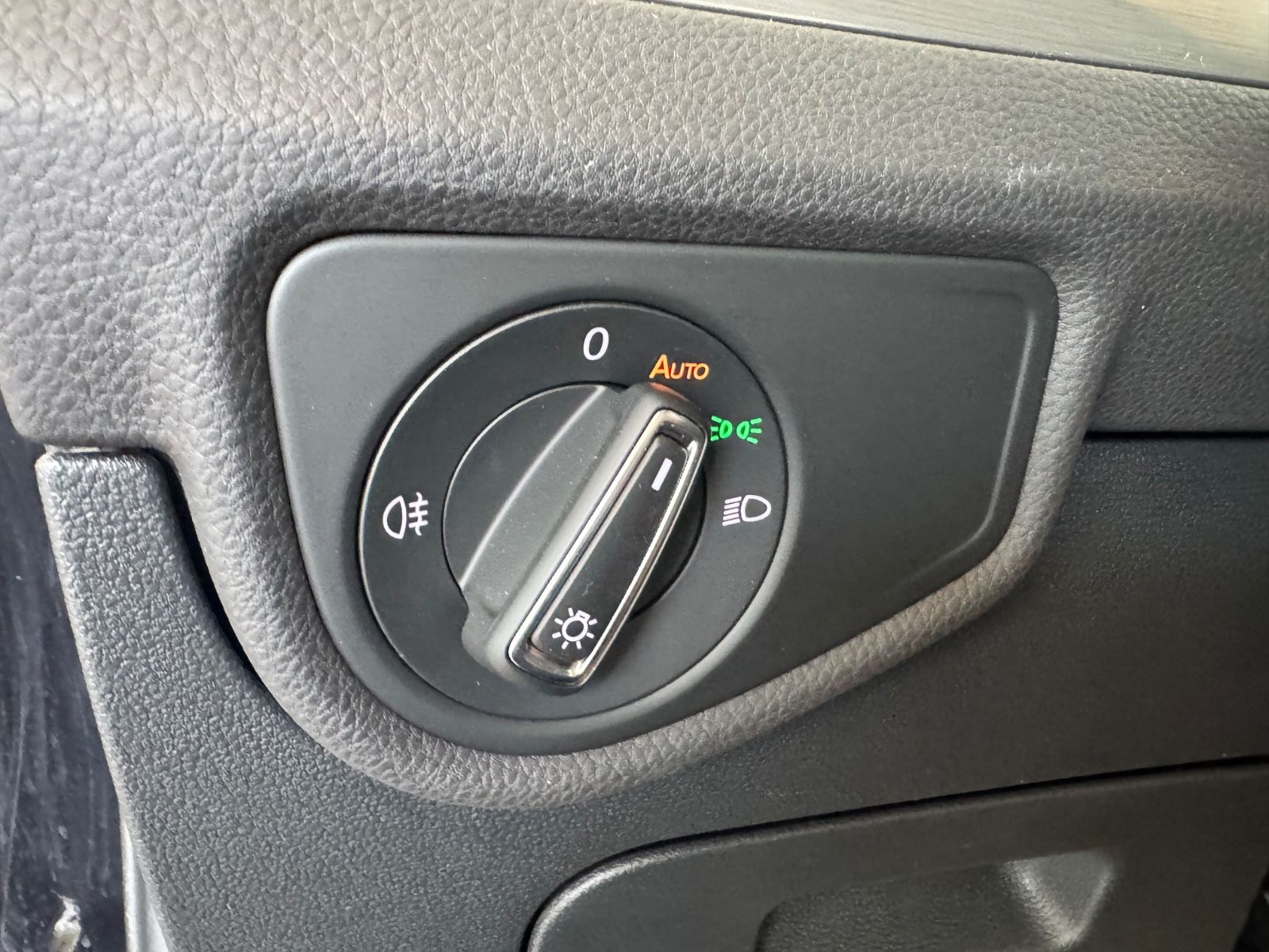Fahrzeugabbildung Volkswagen Touran Comfortline/ACC/AHK/PDC/Navi/Massage/1H