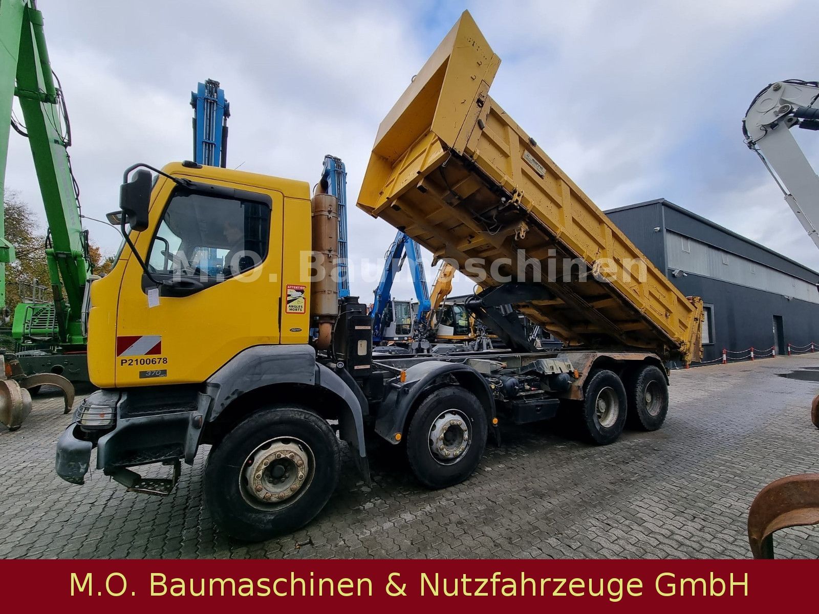 Fahrzeugabbildung Renault Kerax 370 / 8x4 / Bordmatik / Blattfederung/12m³