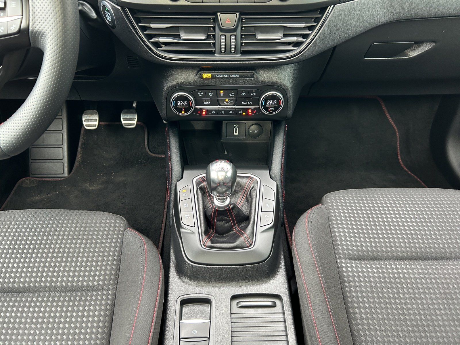 Fahrzeugabbildung Ford Focus 1.0 EcoBoost ST-Line/PANO-DACH/KAMERA/B&O/