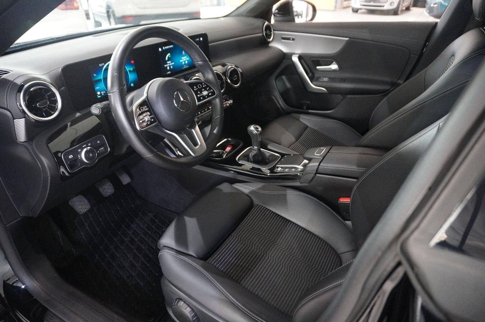 Fahrzeugabbildung Mercedes-Benz CLA 200 COUPE PROGRESSIVE NAVI/LED/KAMERA/VIRTU.