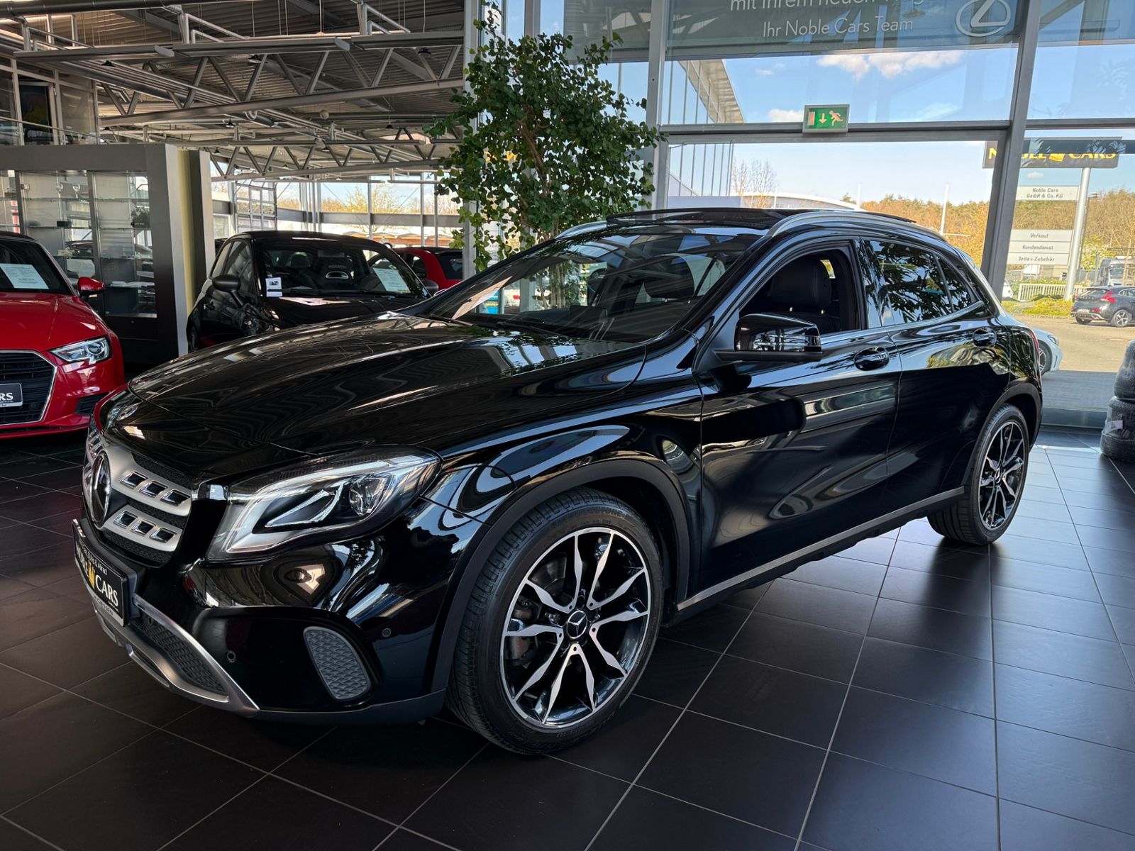 Fahrzeugabbildung Mercedes-Benz GLA 250 4Matic STNDHZ PANO DISTR 360°