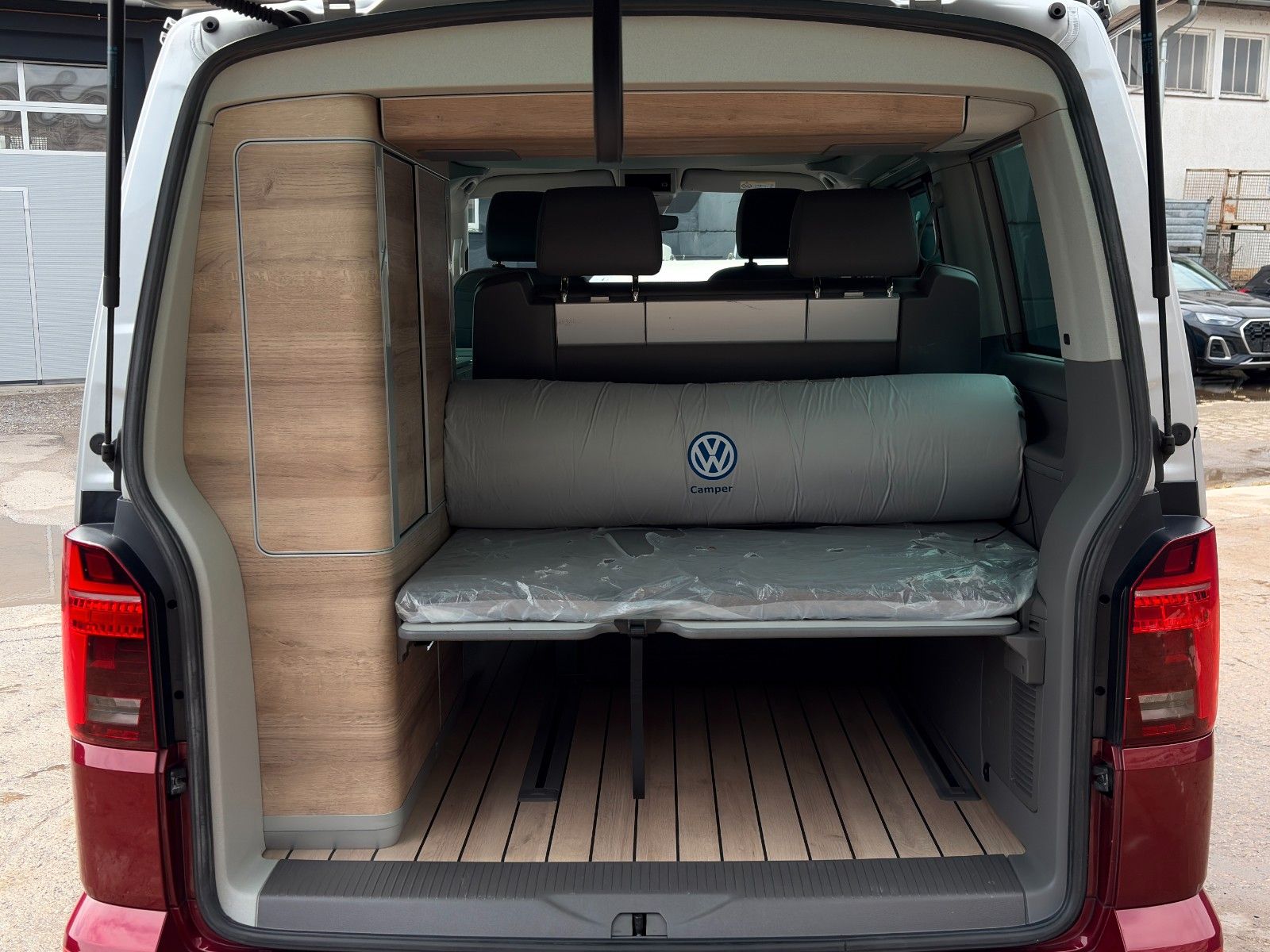 Fahrzeugabbildung Volkswagen T6.1 California Ocean 2.0 TDI Hub Küche Markise