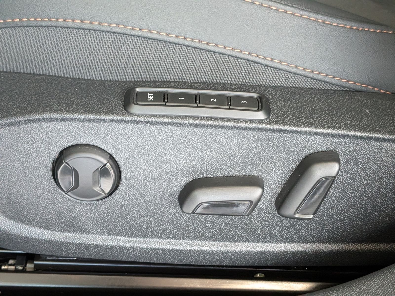 Fahrzeugabbildung CUPRA Leon 1.5 eTSI DINAMICA MATRIX ACC PANO AHK 5J-Ga