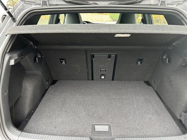 Fahrzeugabbildung Volkswagen Golf 2.0 TDI R-Line 150 PS/ PANO/ NAVI/ HK/ WKR