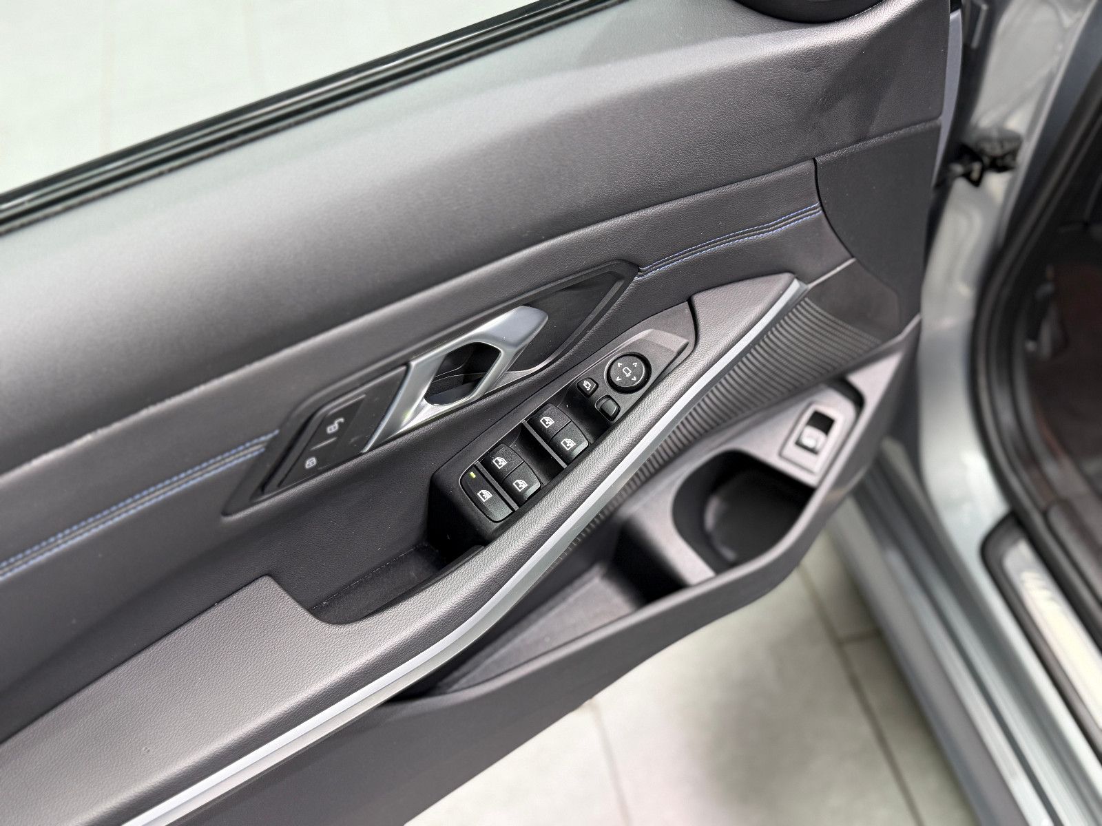 Fahrzeugabbildung BMW 330i Touring M Sport|HIFI|WIDESCREEN|KAMERA|NAV