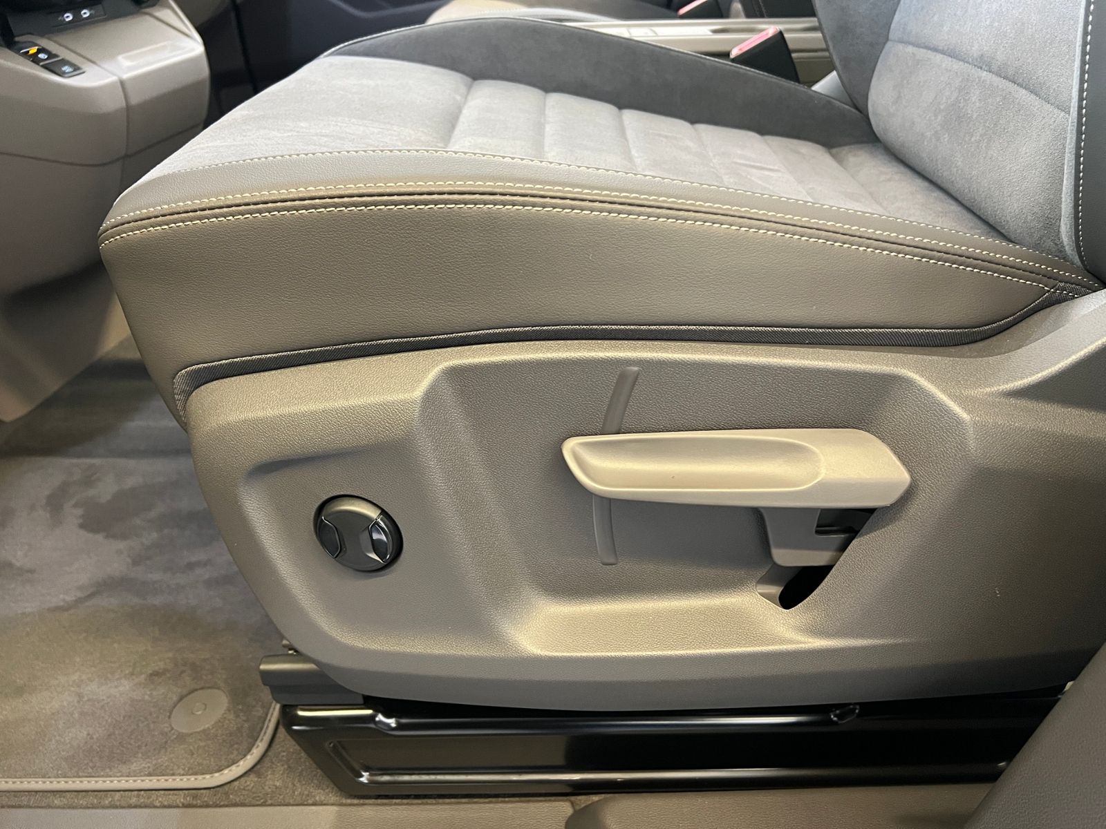 Fahrzeugabbildung Volkswagen T7 Multivan Style 2.0 TDI DSG *AHK, IQ.Light, Pa