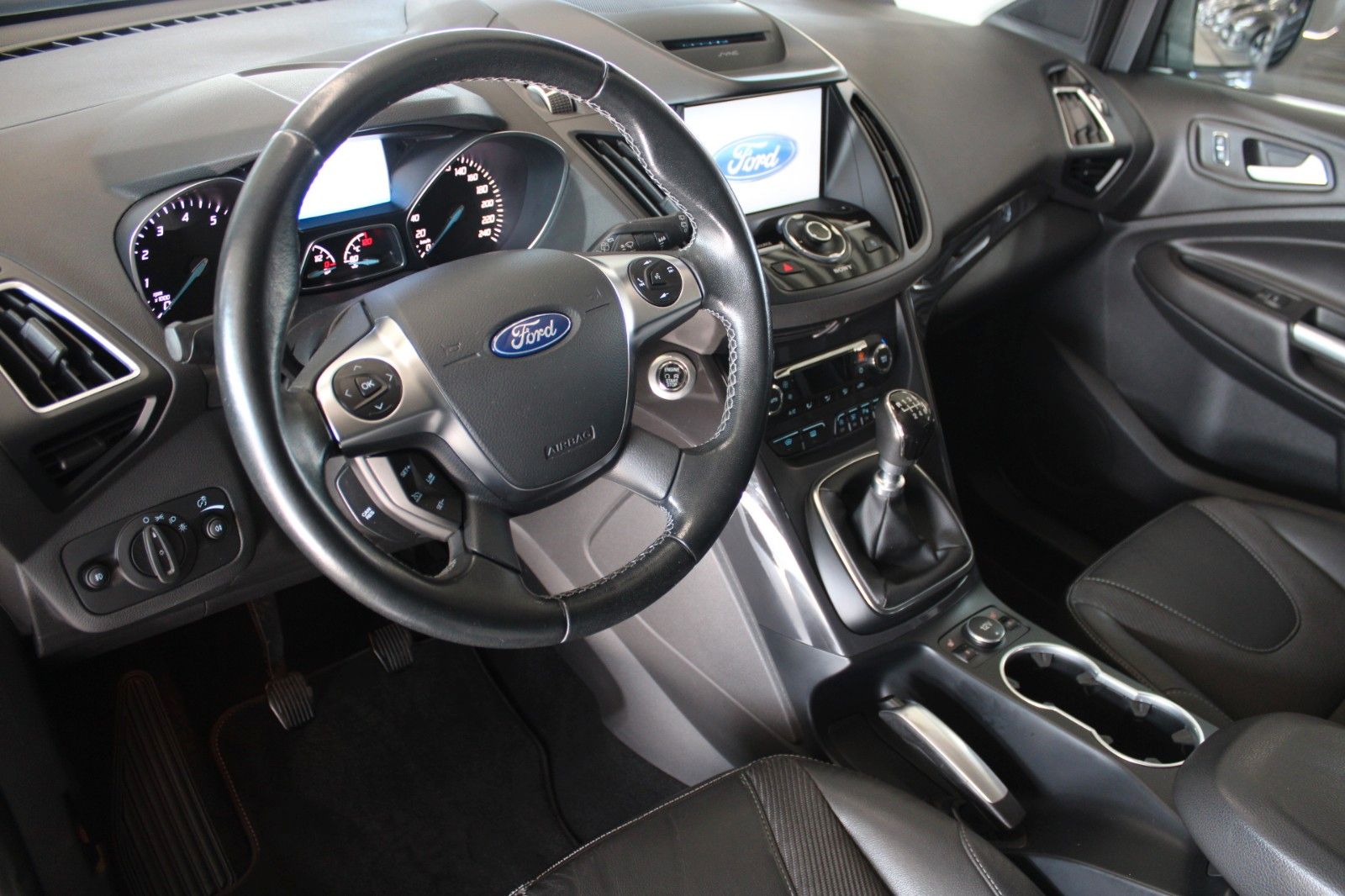 Fahrzeugabbildung Ford Kuga Individual NAVI XENON WinterPaket 1.Hand