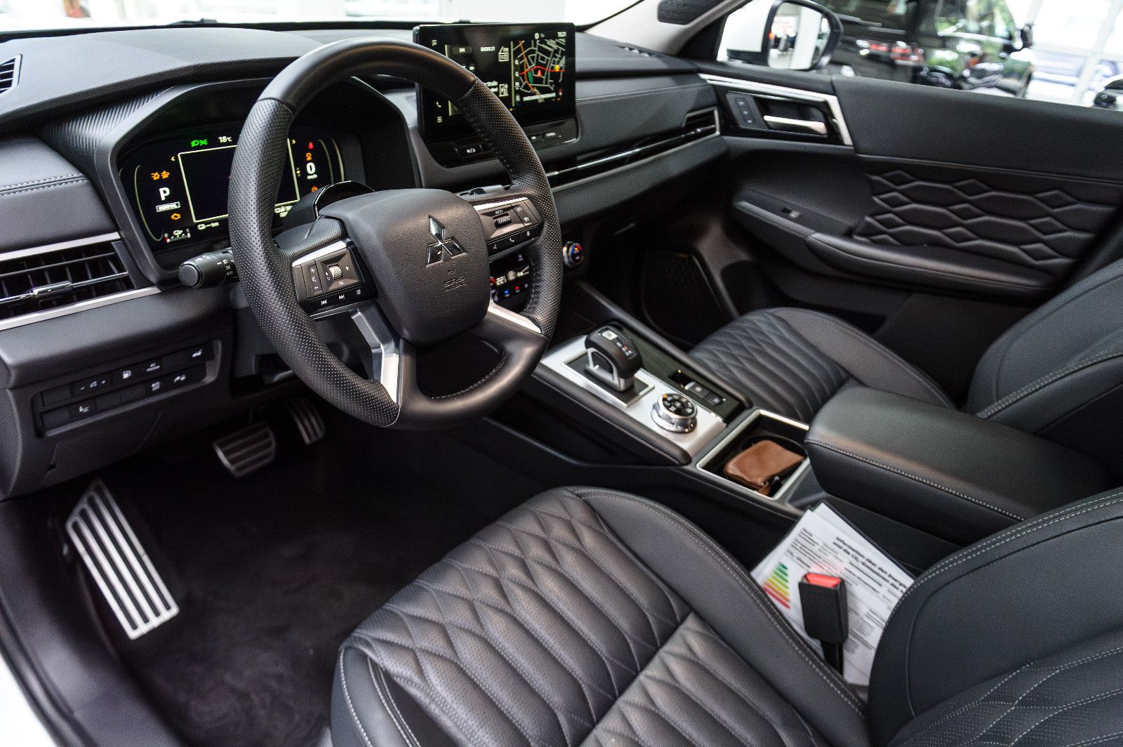 Fahrzeugabbildung Mitsubishi Outlander Top 4WD PHEV Leder LED 4xSHZ 360° HUD