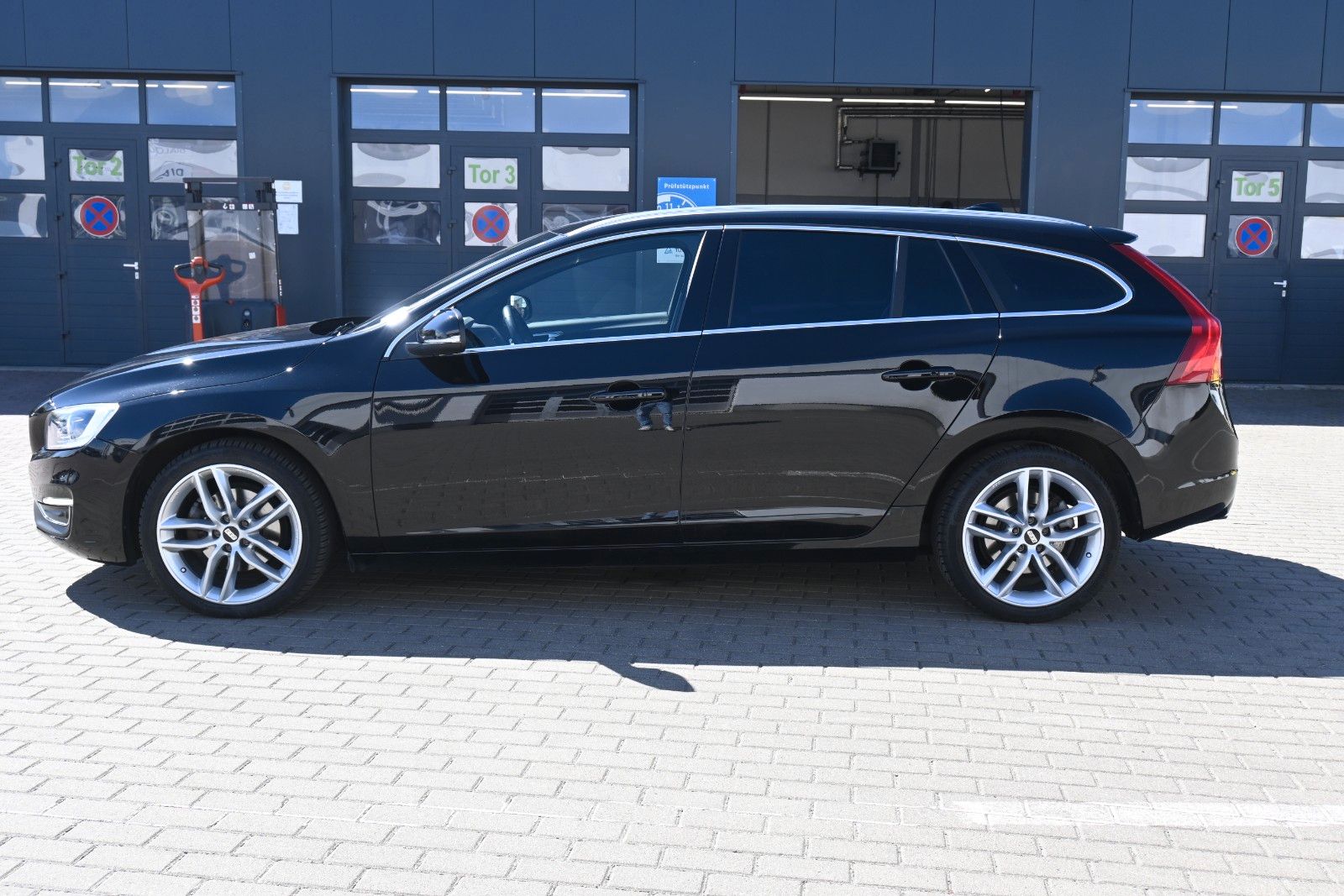 Fahrzeugabbildung Volvo V60 D4 Autom. Summum*NAVI*STDHZG*RFK*