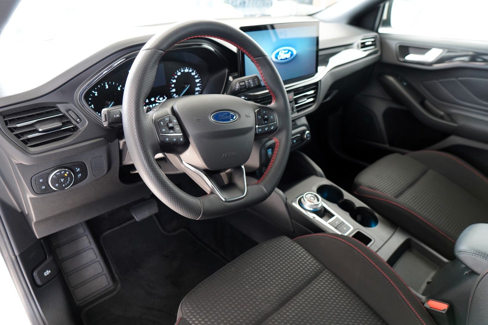 Fahrzeugabbildung Ford Focus Turnier ST-Line *MwSt*1.Hand*Autom.*Navi*