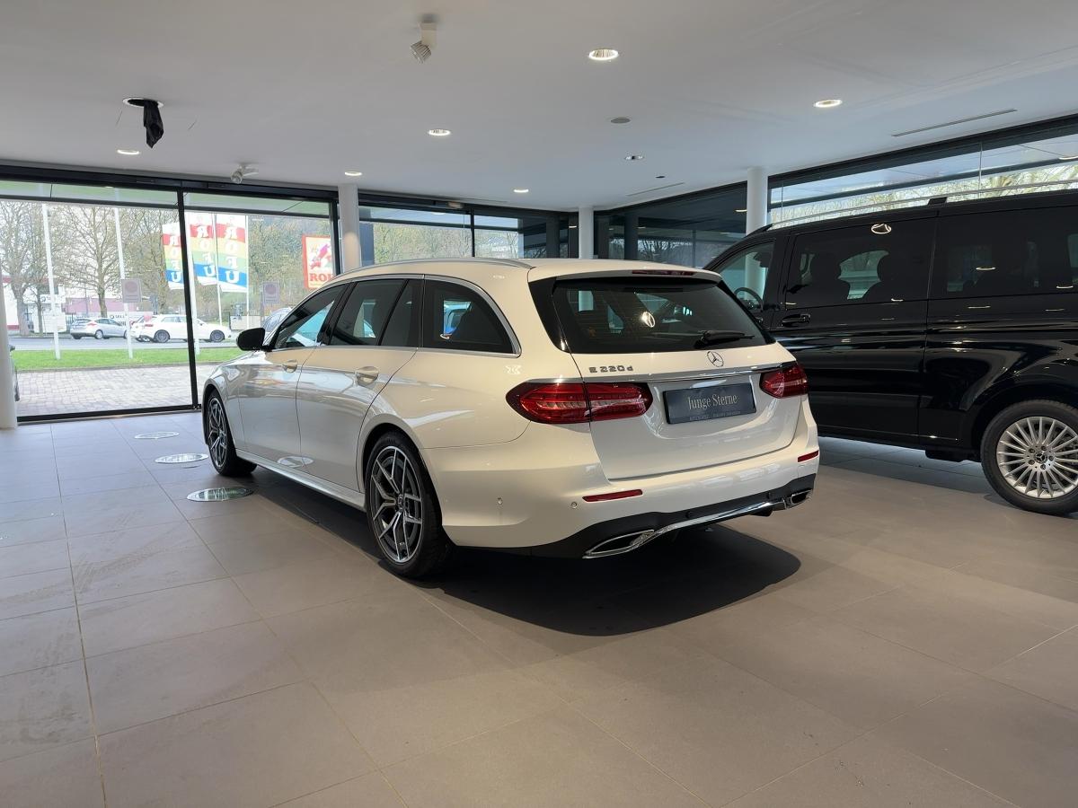 Mercedes-Benz E 220 d T AMG+AHK+SCHIEBEDACH+TOTWINKEL+AMBI+WS+