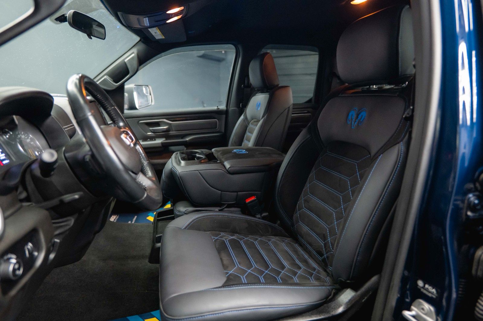 Fahrzeugabbildung Dodge RAM 5.7 V8 HEMI 4x4 OFFROAD NightEdition LONGBED