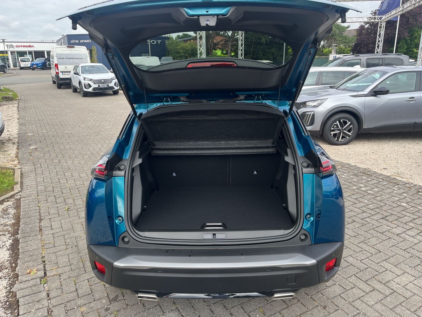 Fahrzeugabbildung Peugeot 2008 GT HYBRID 145 e-DSC6 El. Panodach Navi ACC