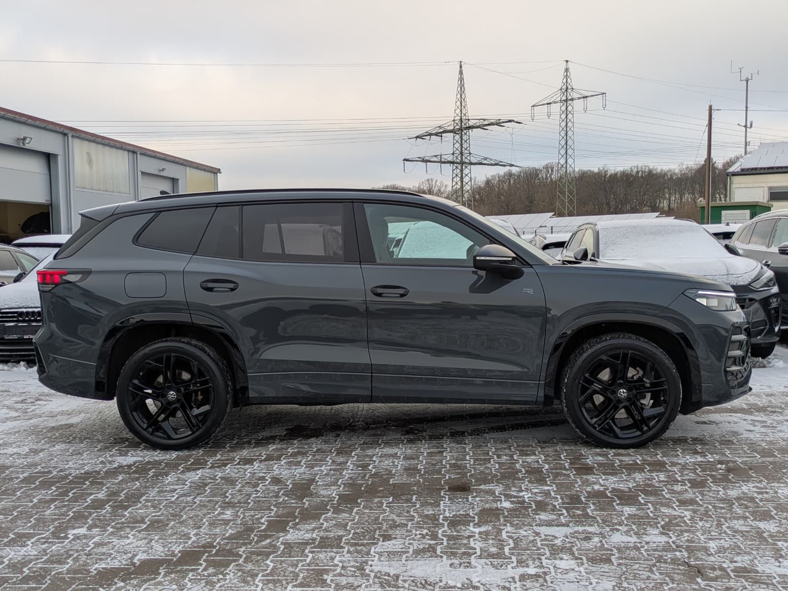 Fahrzeugabbildung Volkswagen Tayron 2.0 TDI 4M R-Line BLACK*7S*IQ-L.*PANO*HUD