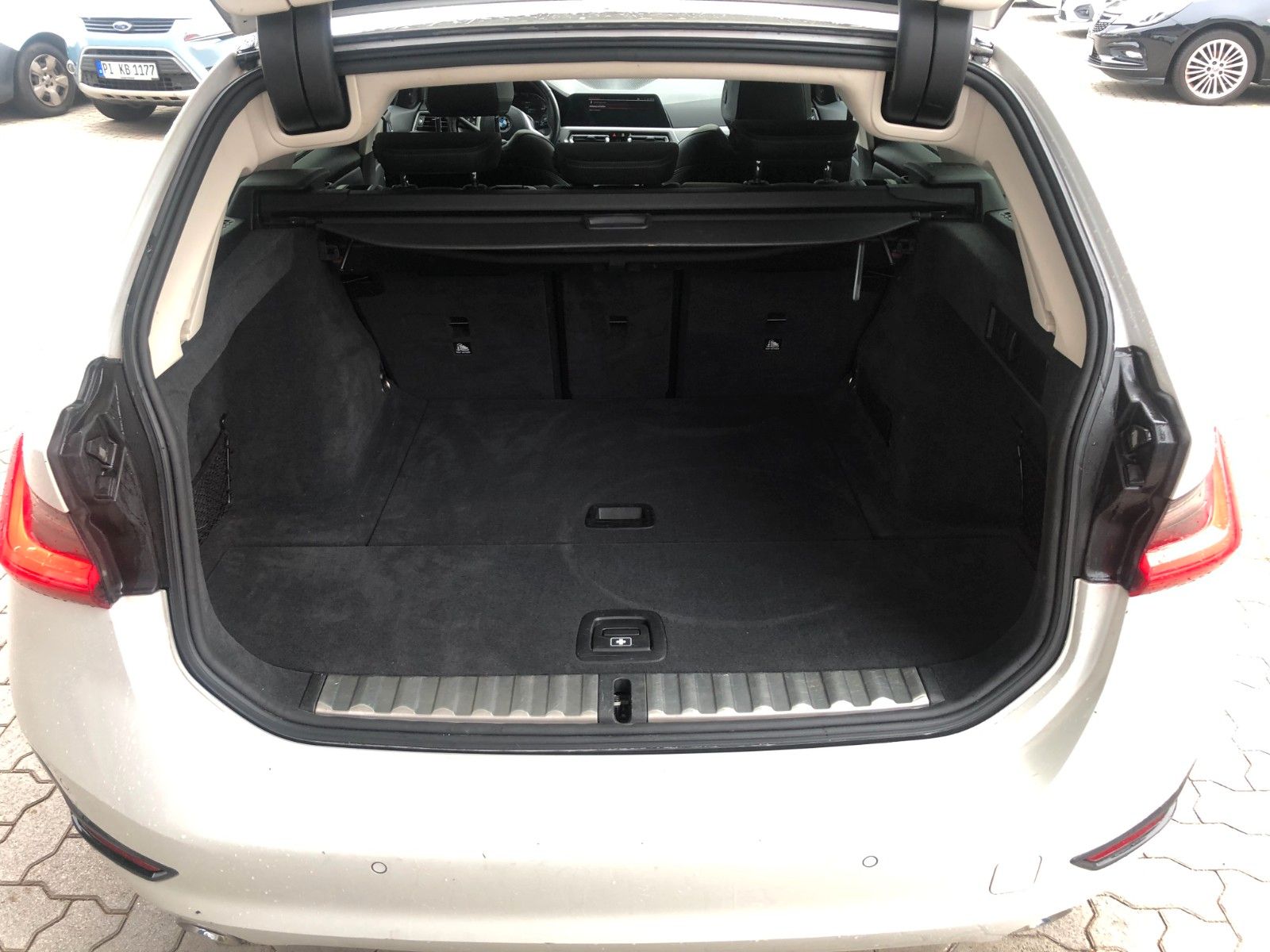 Fahrzeugabbildung BMW 320 d Touring Advantage Panoramadach