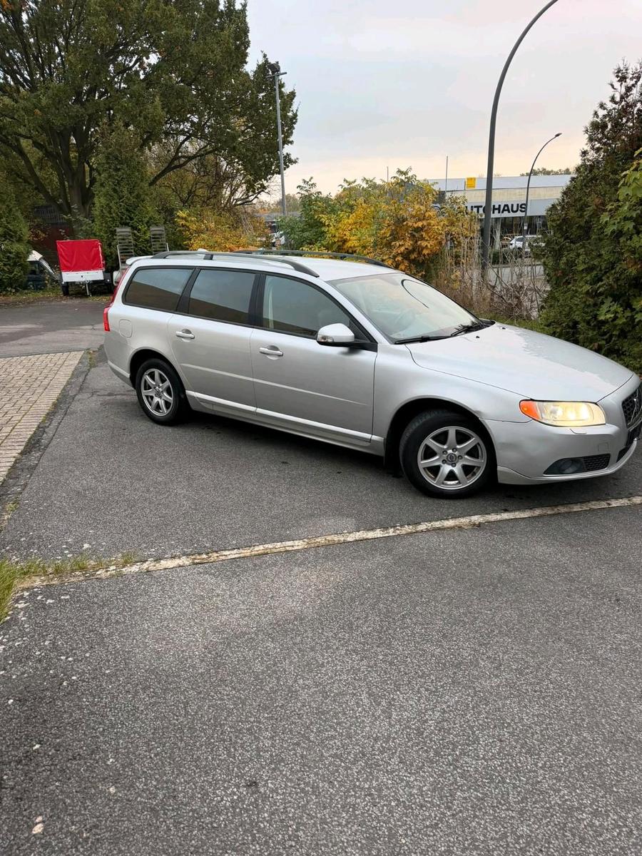 Volvo V70 2009 — rear view