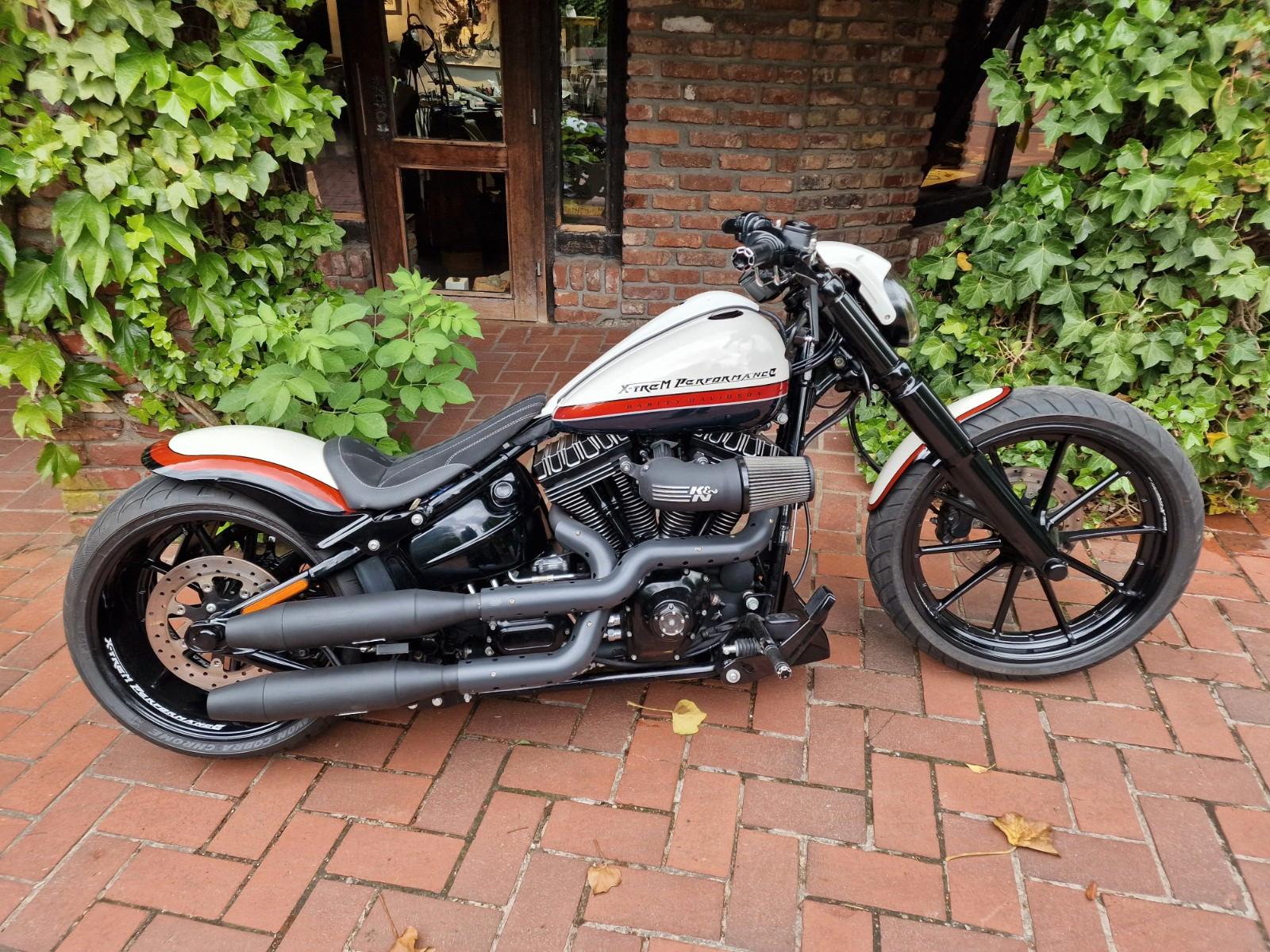 Harley-Davidson Softail Breakout ,280er,Komplettumbau, Kess-Tech