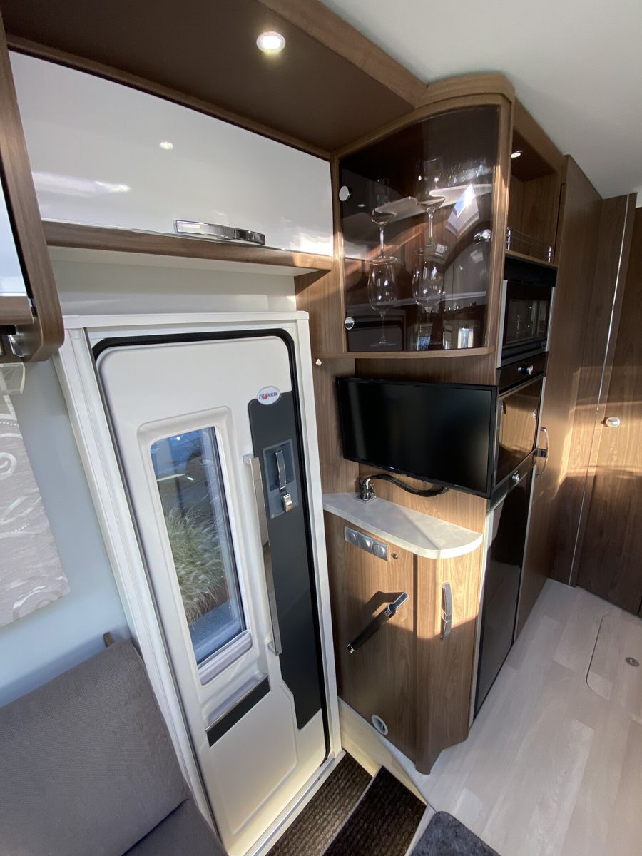 Fahrzeugabbildung Frankia F-Line I 740 BD Hubstützen, Solar, Sat + 2x TV