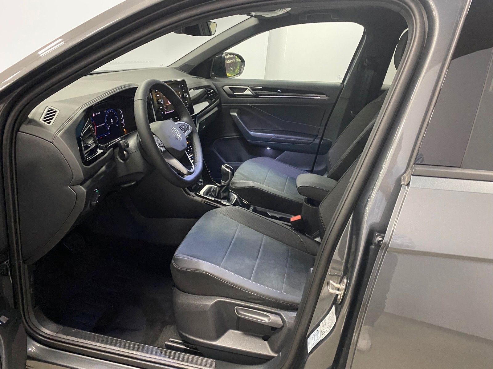 Fahrzeugabbildung Volkswagen T-Roc 1.5 TSI DSG+STYLE+PANORAMA+AHK+GARANTIE+BC