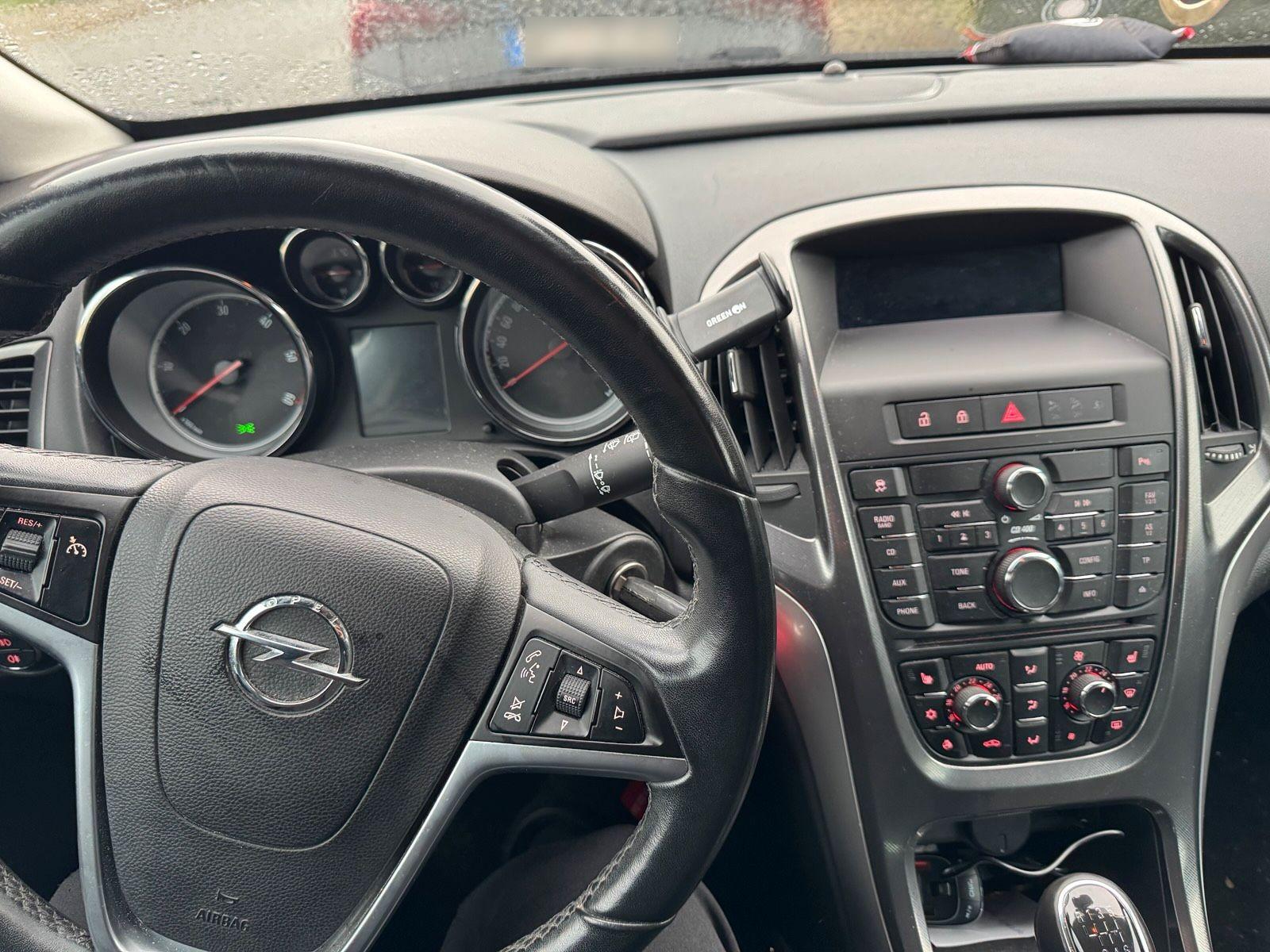 Opel Astra 2011 — interior