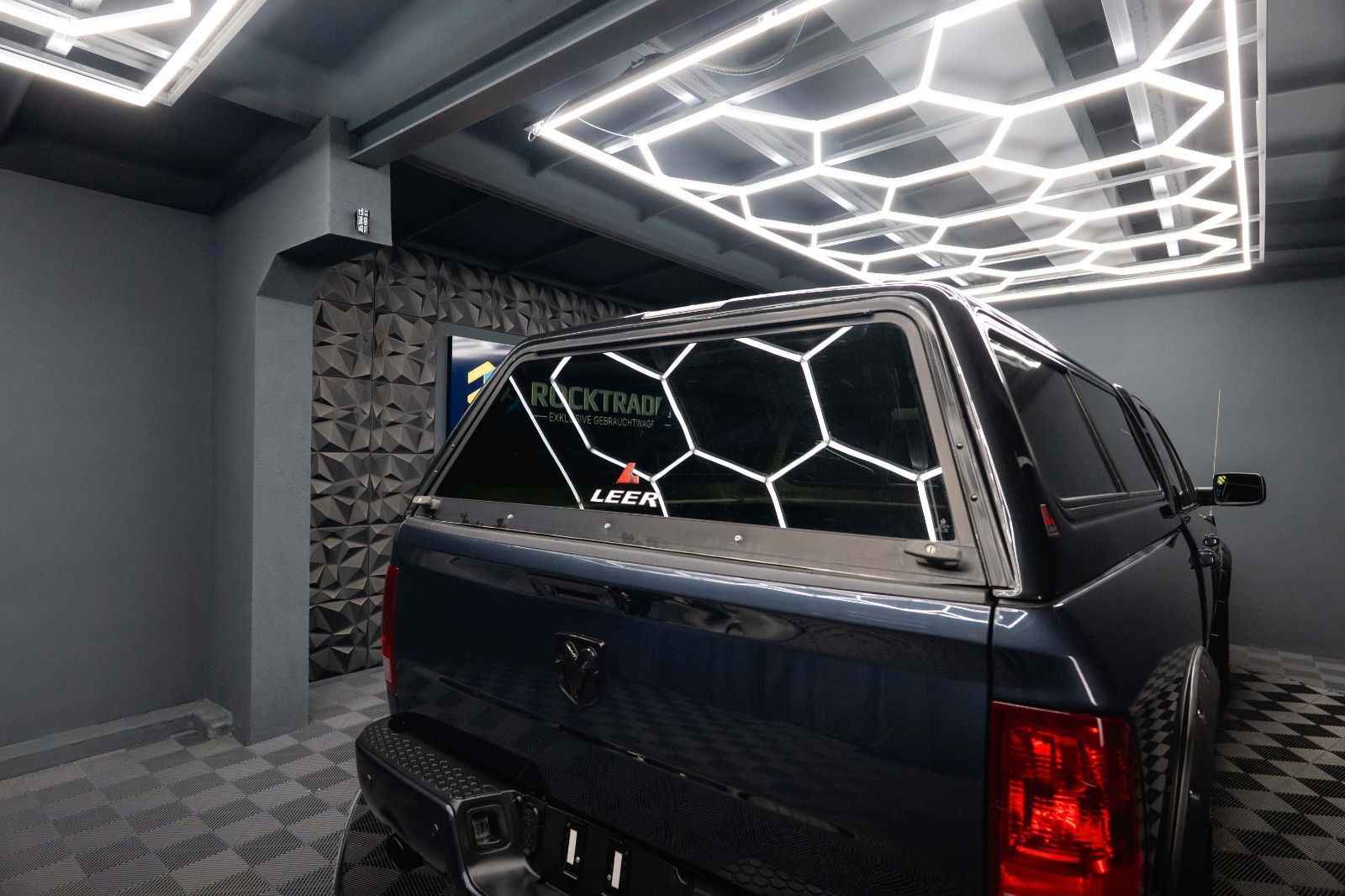 Fahrzeugabbildung Dodge RAM 5.7 V8 HEMI 4x4 Offroad Night  LONGBED*LPG*