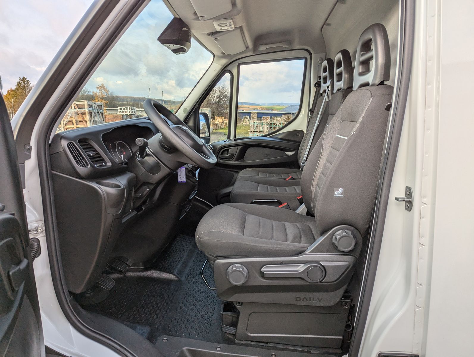 Fahrzeugabbildung Iveco Daily 35S18V4100L 3.0L Dach/Holzboden Kamera Kli