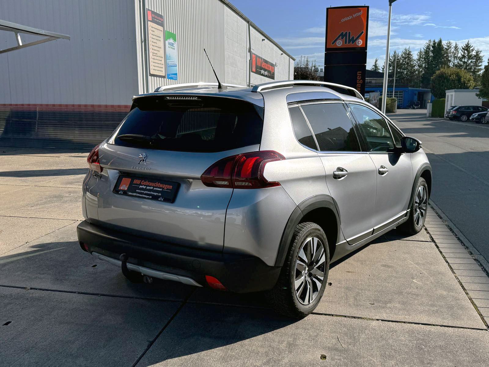 Fahrzeugabbildung Peugeot 2008 Allure 1.2 Auto. KAM PDC SHZ PANO NAV TEMP