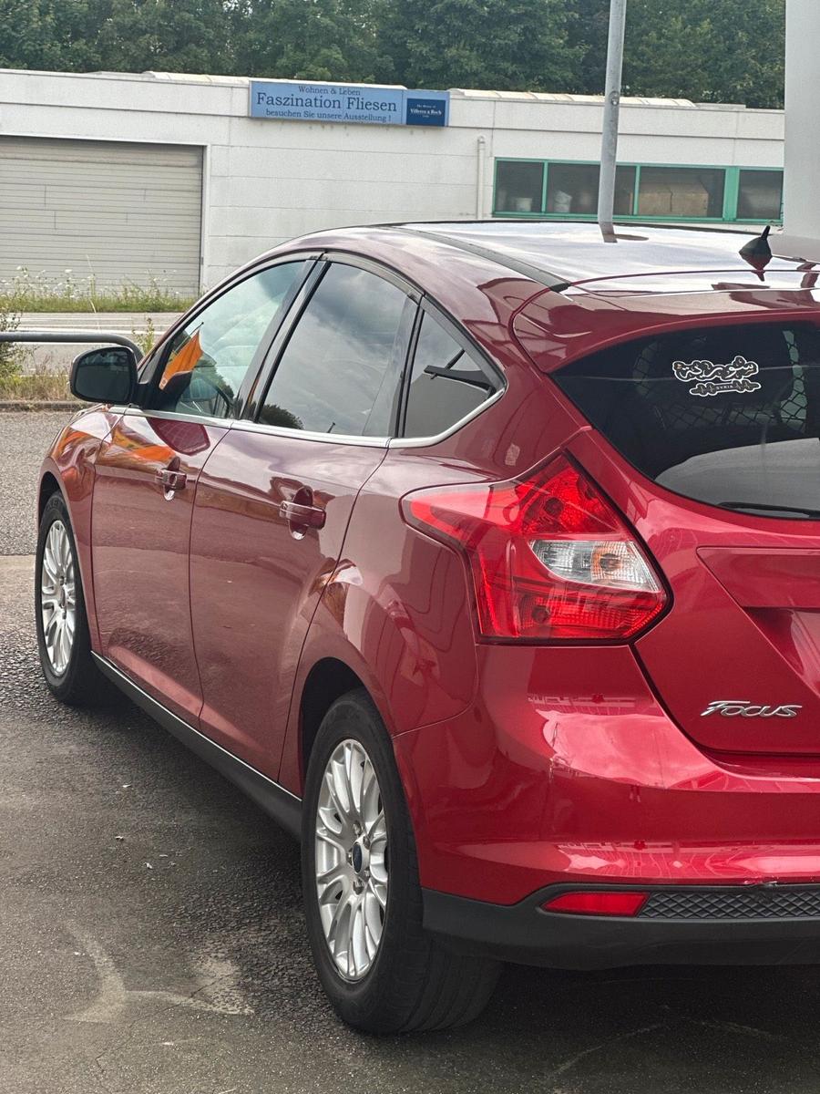 Ford Focus 2012 — rear view