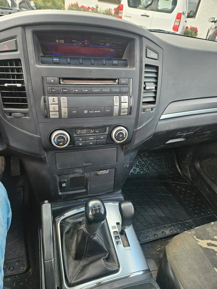 Mitsubishi Pajero 3.2 DI-D Invite | 160 ch | BVM | Attelage | Régulateur | Jantes alliage | Vitres teintées