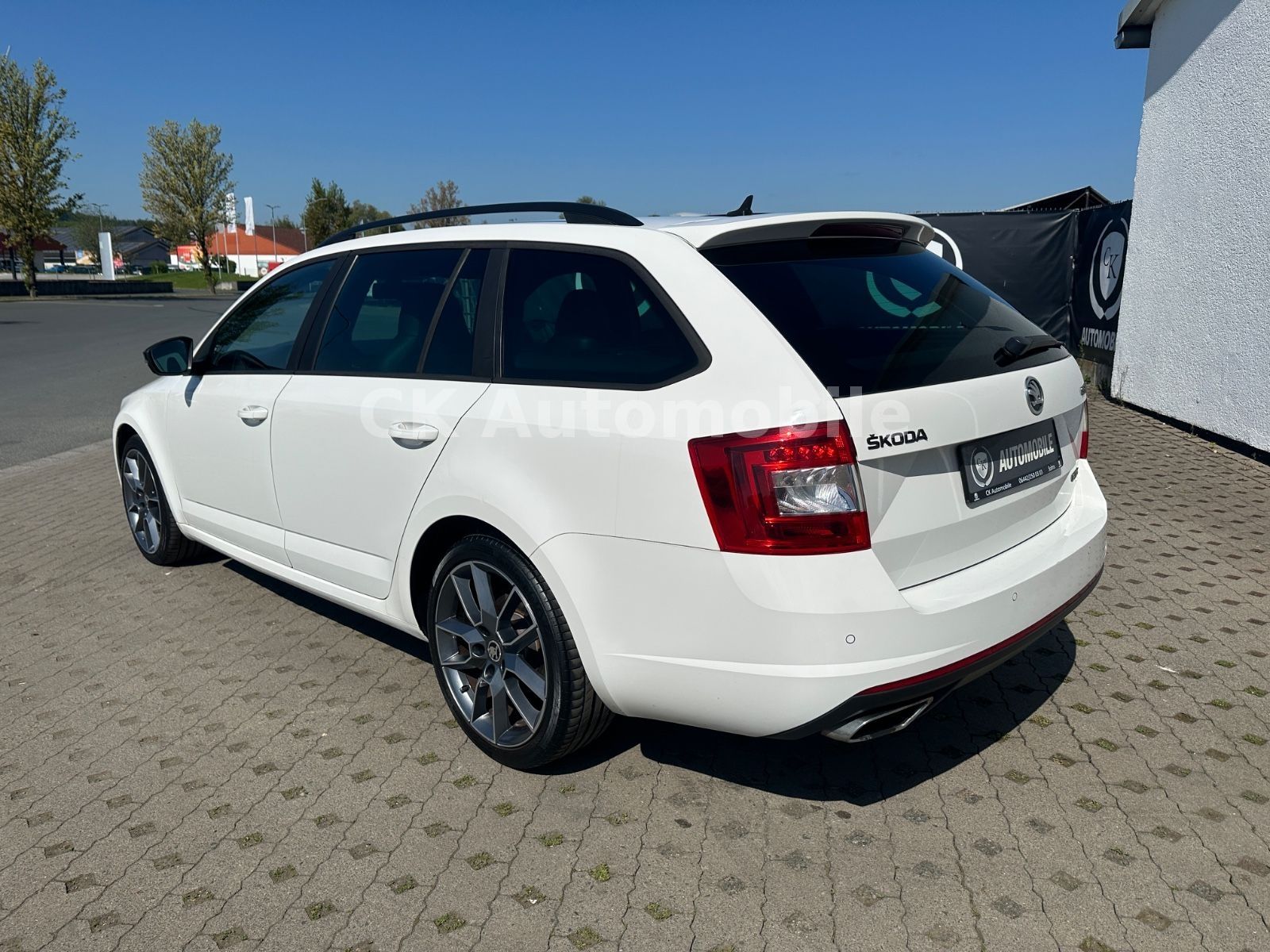 Fahrzeugabbildung SKODA Octavia Combi RS 2.0 TDI DSG/Navi/Bi-Xenon/PDC