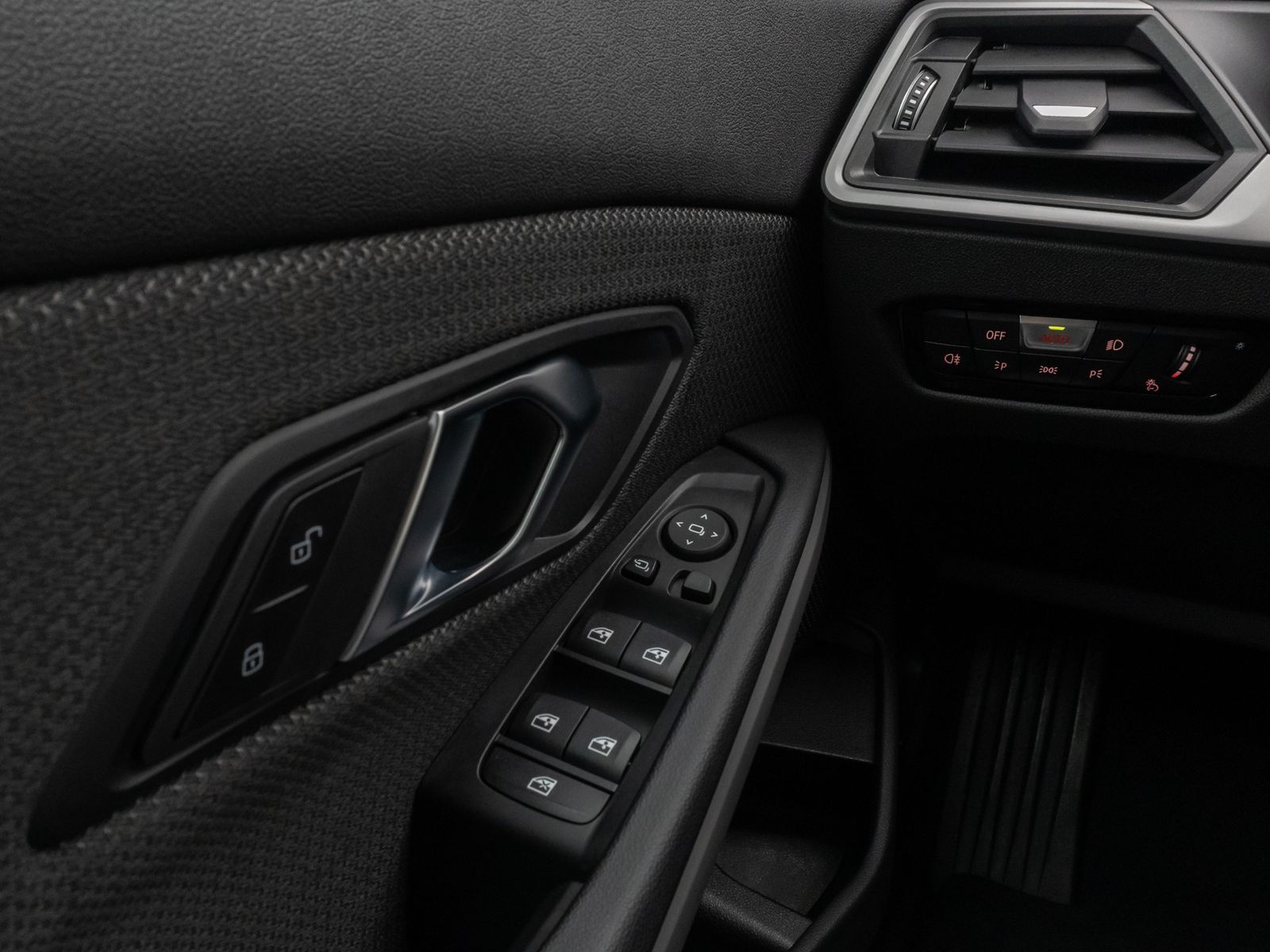 Fahrzeugabbildung BMW 318i DAB PDC Widscreen Geschwindigkeitsreg LED